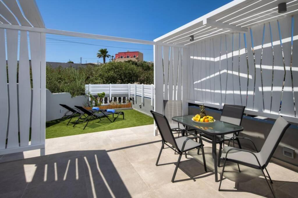 Christianna & George Luxury Hot Tub Apartment Fira  Exterior foto