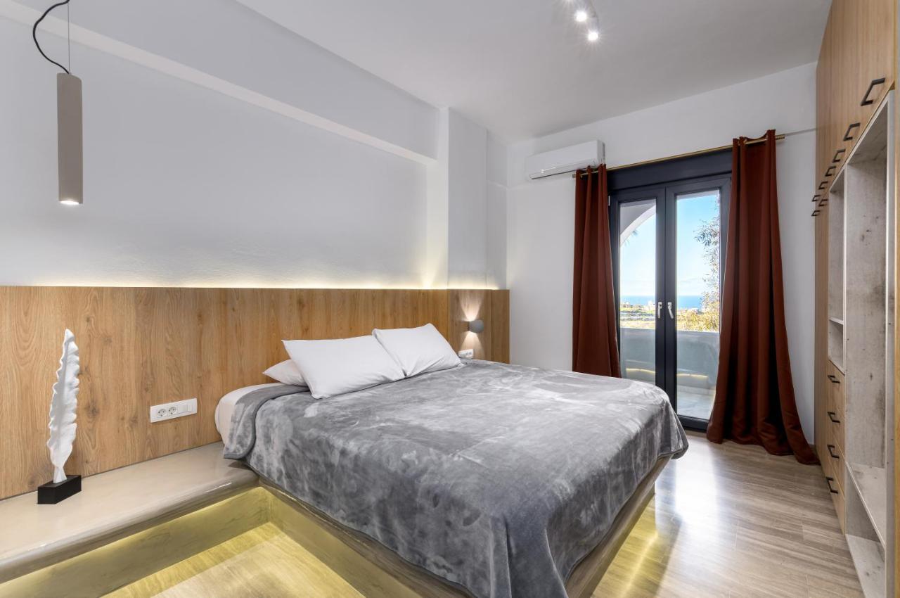 Christianna & George Luxury Hot Tub Apartment Fira  Exterior foto