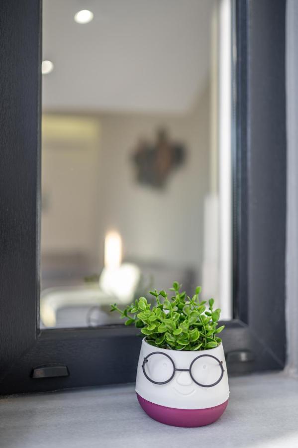 Christianna & George Luxury Hot Tub Apartment Fira  Exterior foto